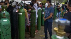MANAOS. Colapso sanitario. Familiares de infectados hacen colas frente a la empresa Carboxi para recargar sus tubos de oxígeno. MANAOS. Colapso sanitario. Familiares de infectados hacen colas frente a la empresa Carboxi para recargar sus tubos de oxígeno.