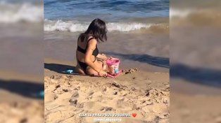 La cantante María Becerra se volvió viral en las redes sociales tras conocerse un video donde se la ve en solitario a orillas del mar disfrutando de la arena mojada