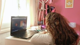 El CGE intenta atender las trayectorias discontinuas -que se expresan en inasistencia, repitencia y abandono- a partir de estrategias para intensificar y acelerar aprendizajes.