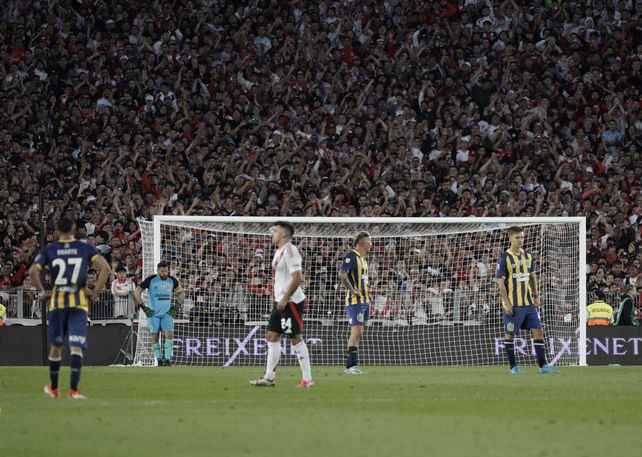 Los jugadores de Central sufren uno de los goles de River en la última visita canalla al Monumental.
