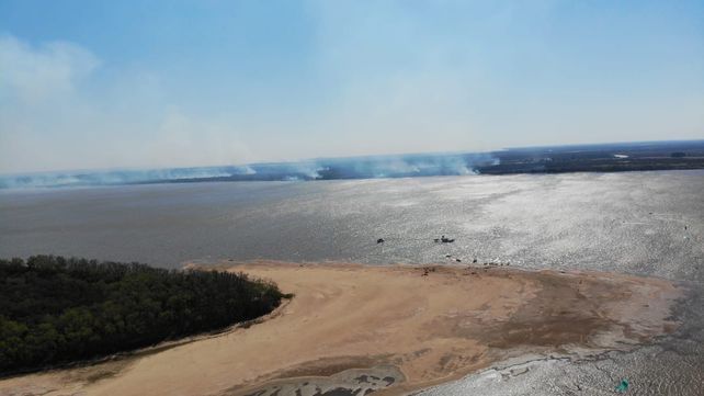 En el río con un abrazo al Curupí  y en la costa, reclamaron este domingo por los incendios