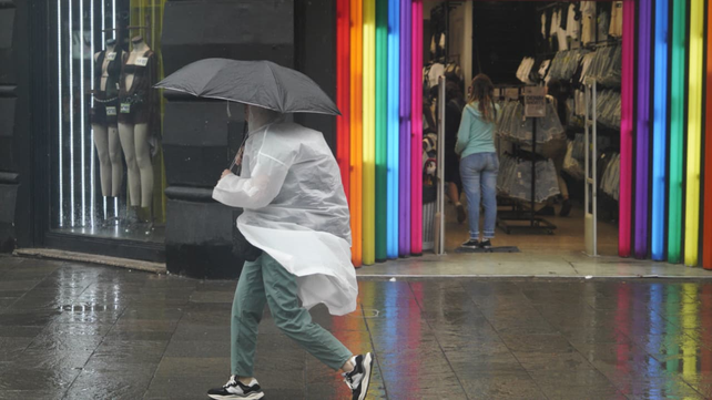 Las compras navideñas de este sábado por la mañana se hicieron bajo las lluvias que azotaron a Rosario.