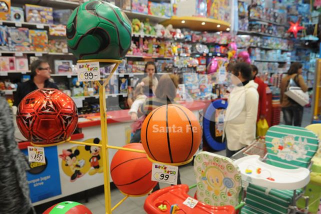 El Día del Niño colma de sonrisas las vidrieras de la Peatonal local