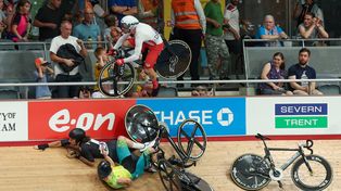 Un accidente terminó con un ciclista y su bicicleta impactando contra el público