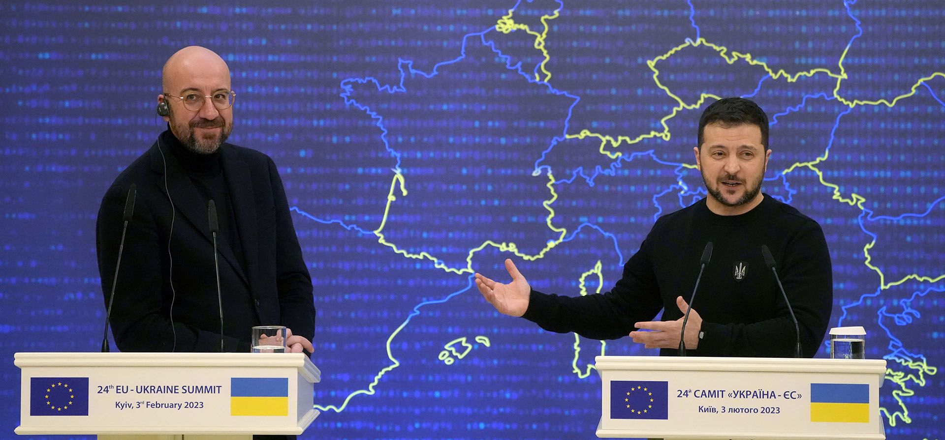 El presidente de Ucrania, Volodymyr Zelenskyy, se dirige a una conferencia de prensa con el presidente del Consejo Europeo, Charles Michel, después de la cumbre UE-Ucrania en Kyiv, Ucrania, el viernes 3 de febrero de 2023. (Foto AP/Efrem Lukatsky)