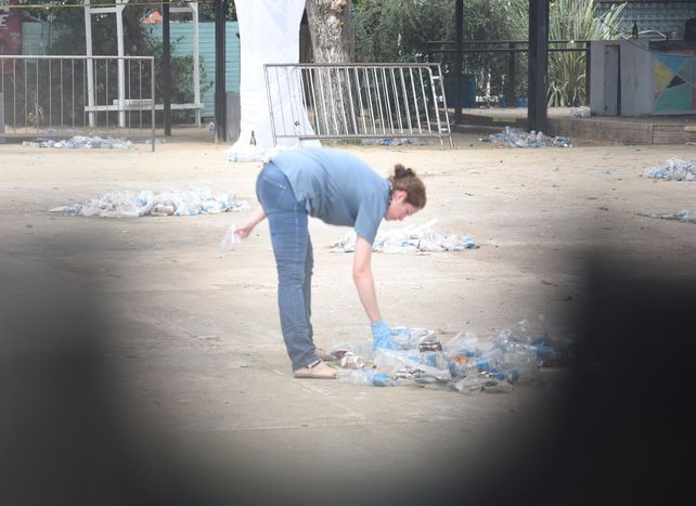 Una investigadora busca pruebas entre los residuos de la fiesta en&nbsp;Punta Stage.