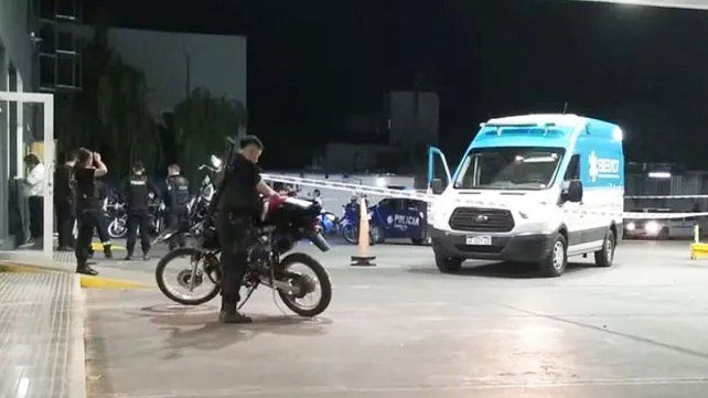 Ocurrió en una estación de servicio de Rosario. También dejaron una nota para el gobernador Maximiliano Pullaro. Amenazan con seguir matando inocentes.&nbsp;