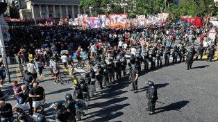 El gobierno nacional presentó una denuncia judicial por presunta extorsión contra las organizaciones sociales