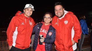 Los hinchas de Unión acompañan al equipo en busca de una reacción ante Defensa y Justicia