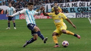 Jaminton Campaz intenta la individual en el partido ante Racing. El colombiano puede ser una pieza clave contra River.
