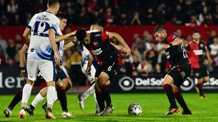 Saúl Salcedo estuvo muy participativo en su debut en Newells, ante un duro Independiente Rivadavia.