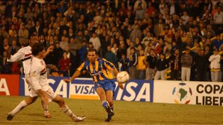 Gonzalo Belloso anota el gol del triunfo ante San Pablo en el Gigante de Arroyito en la Libertadores 2004.