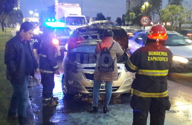 Así quedó el auto incendiado en Alem.