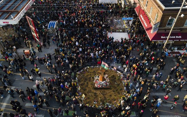 Manifestantes se reúnen alrededor de la acera donde George Floyd fue asesinado afuera de Cup Foods para celebrar la condena del ex oficial de policía de Minneapolis Derek Chauvin.