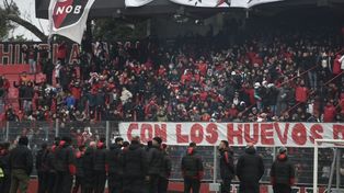 El plantel de Newells, junto a los hinchas que fueron al Coloso, en el banderazo antes del clásico.