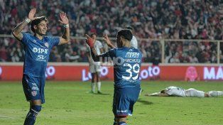 Unión jugó su mejor partido del año, aplastó a Independiente en el 15 de Abril y extendió su buen momento