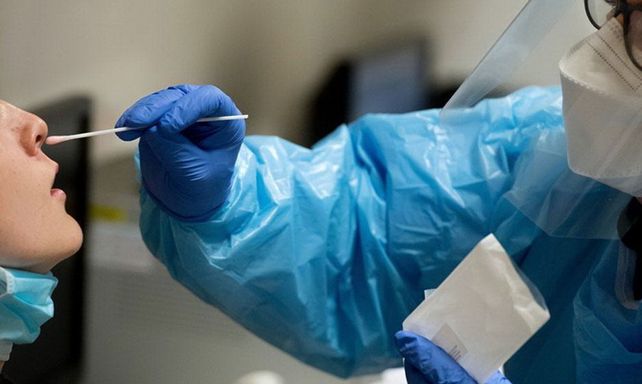 Detuvieron a dos bioquímicas por entregar falsos certificados de testeos de coronavirus