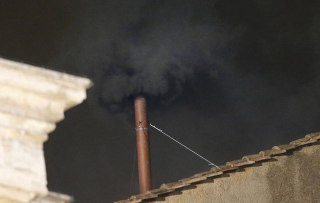 El humo negro de la chimenea indicó que aún no hay acuerdo entre los cardenales. (Foto: Reuters)