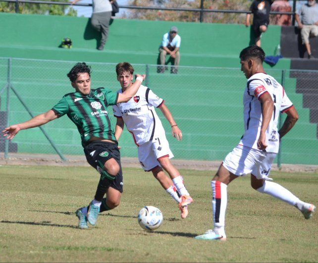 La reserva de Newells dio un paso atrás en San Juan.