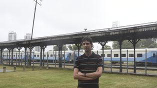 A Damián le provocaba fascinación recorrer la estación ferroviaria de su barrio.