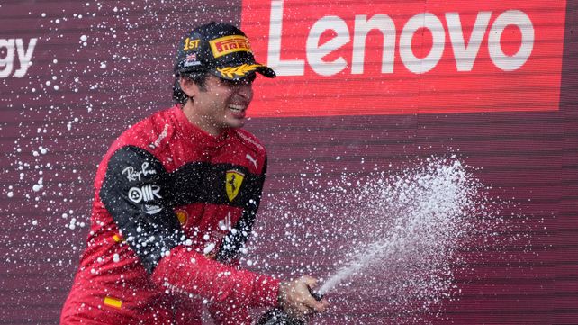 Sainz le dio a Ferrari el tercer triunfo en la temporada e interrumpió una serie de seis victorias consecutivas de Red Bull.