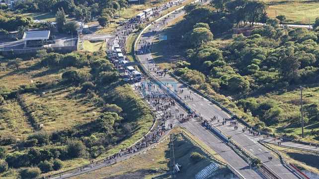 Fiesta de Disfraces en Paraná: las imágenes aéreas de la desconcentración