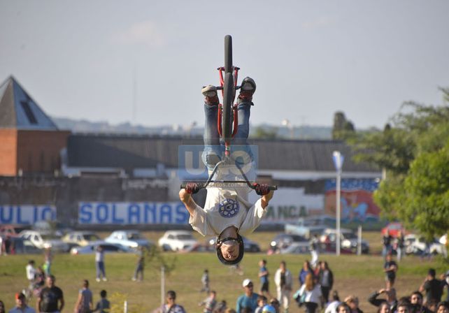 En el exhipódromo el BMX siempre entregó buenos espectáculos para el público que se acerca a mirar las competencias. Foto UNO/ Mateo Oviedo.