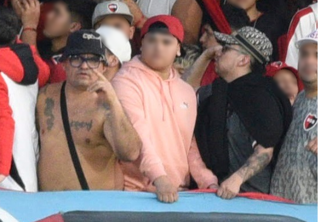 Cascarita Ramírez en cuero y Juancito Gómez con ropa oscura, de la barra canalla pasaron a la tribuna de Newell's. 