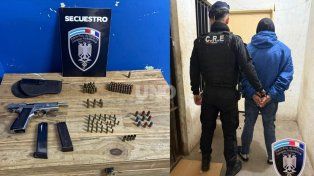 El detenido y los elementos secuestrados por la policía