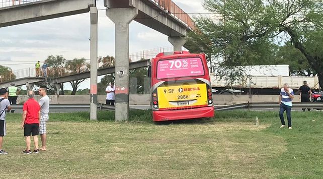 Un colectivero se descompensó al volante y casi termina en tragedia