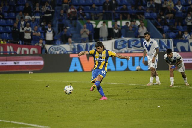 Malcorra convierte de penal ante Vélez para sellar el triunfo de Central en una cancha difícil.
