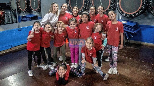 El gimnasio aerointegral de Simao clasificó a sus 32 competidoras al Nacional que se realizará en el Parque de la Costa.