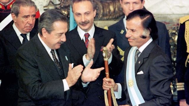 Traspaso adelantado. Alfonsín le entregó los atributos presidenciales a Menem el 8 de julio de 1989.