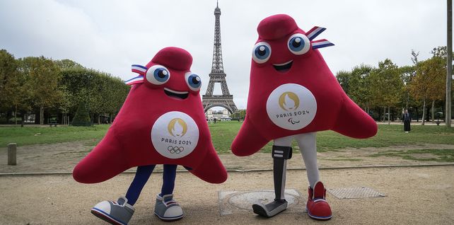 Las mascotas de los Juegos Olímpicos y Paralímpicos de París 2024, posan junto a la Torre Eiffel en París. (Foto AP/Michel Euler)
