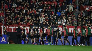 La despedida. Gabriel Heinze acompaña la salida del plantel tras el amargo 0 a 0 en el Coloso.