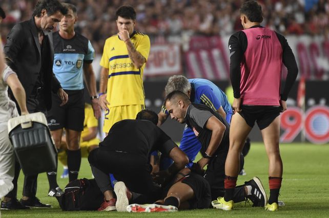 En la mitad del primer tiempo entre Estudiantes y Boca, Javier Altamirano se descompensó en pleno campo de juego y debió ser atendido.