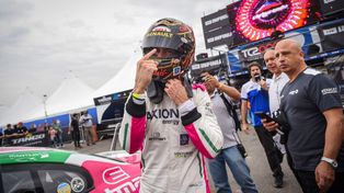 Puño cerrado del piloto top del TC 2000 y que no se cansa de pelear títulos: Leonel Pernía. Hizo la pole pero por la penalización largará 4º en el autódromo de Rosario.