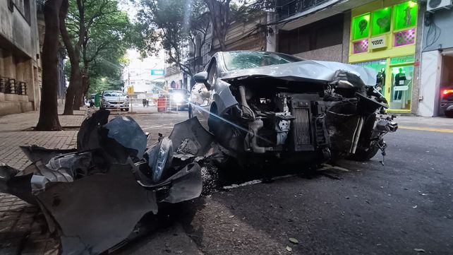 El Peugeot 308 sufrió daños importantes por el choque.