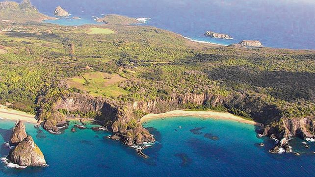 La isla de Fernando de Noronha se encuentra a 545 kilómetros de Recife en dirección a Europa. La isla de Fernando de Noronha se encuentra a 545 kilómetros de Recife en dirección a Europa.