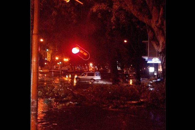 Como se anunciaba, llegó la lluvia y se renovó el alerta por tormentas fuertes