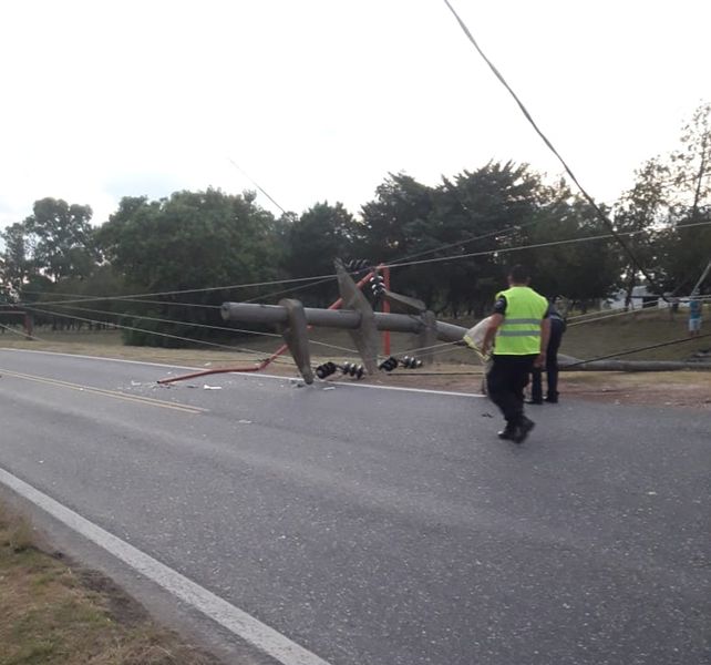 El impacto del veh&iacute;culo contra la columna derrib&oacute; el poste del tendido de media tensi&oacute;n del del servicio el&eacute;ctrico.