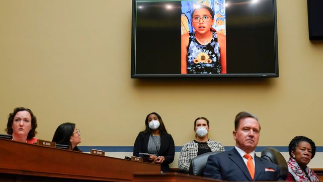 Pensé que iba a volver y me cubrí con sangre, contó una nena sobreviviente de la masacre de Texas