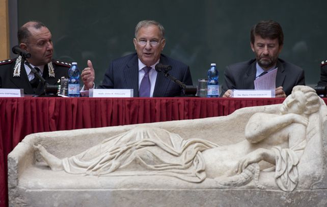 Obra de arte. Además recuperaron este sarcófago romano de mármol.