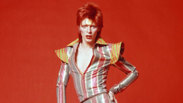 Con su maquillaje y su ropa brillante