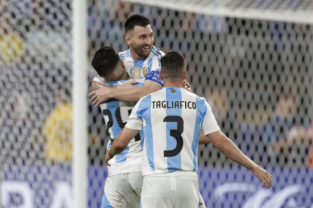 La empujó y festejó. Messi anotó su primer gol en esta Copa América ante Canadá.