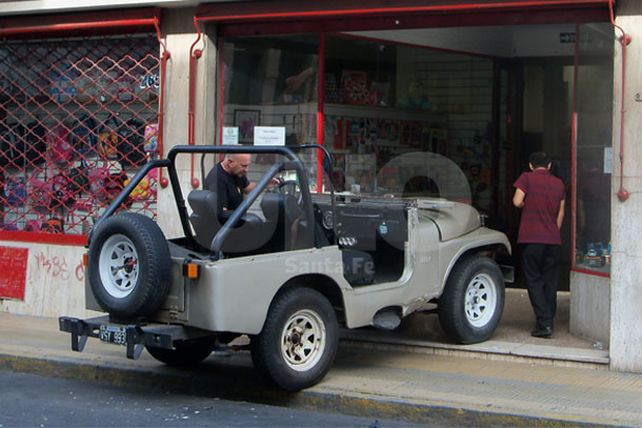 Un auto casi ingresa al interior de un negocio en pleno centro santafesino