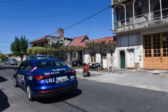 Custodia policial frente a la Cochería Colonial, ubicada en Teniente Agneta entre Pellegrini y Cochabamba, barrio Azcuénaga..