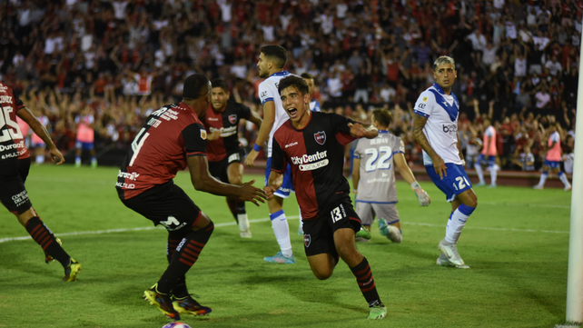 Juan Sforza se llena la boca de gol tras aprovechar la pelota que le bajó Gustavo Velázquez. Newells derrotó a Vélez por 1 a 0.