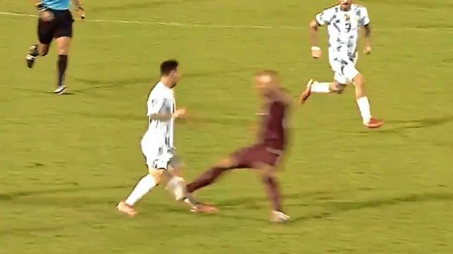 La patada brutal que casi lesiona a Messi en Argentina