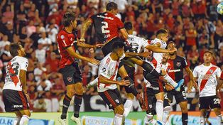 El primero. Lema saltó entre Martínez Quarta, Angileri y Borré y metió un cabezazo que venció la estirada de Armani. El defensor leproso aprovecha el juego aéreo.